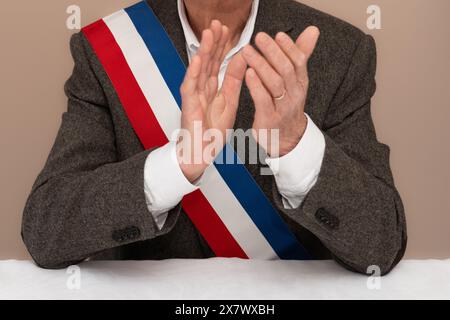 Le maire de France félicite les jeunes mariés français foulard rouge bleu blanc ruban Banque D'Images