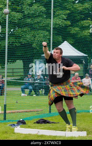 19 mai 2024. Gordon Castle Highland Games, Fochabers, Moray, Écosse. C'est un jeune homme au lancer du coup de feu. Banque D'Images