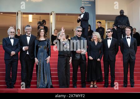 Cannes, France. 22 mai 2024. Fabrice Luchini, Christophe honore, Chiara Mastroianni, Catherine Deneuve, Benjamin Biolay, Nicole Garcia, Melvil Poupaud et Hugh Skinner assistent au tapis rouge Marcello Mio lors de la 77e édition du Festival de Cannes au Palais des Festivals le 21 mai 2024 à Cannes. Photo de David Niviere/ABACAPRESS. COM Credit : Abaca Press/Alamy Live News Banque D'Images