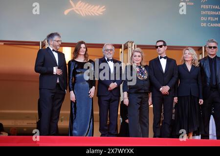 CANNES, FRANCE - 21 MAI : (de gauche à droite) Christophe Honoré, Chiara Mastroianni, Fabrice Luchini, Catherine Deneuve, Melvil Poupaud, Nicole Garcia, Benjamin Biolay à la première de 'Marcello Mio' au 77e Festival de Cannes au Palais des Festivals le 21 mai 2024 à Cannes, France. CAP/GOL ©GOL/Capital Pictures Banque D'Images