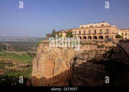 L'hôtel Parador de Ronda perché au sommet d'une falaise sur la gorge El Tajo à Ronda, province de Malaga, Espagne. Banque D'Images