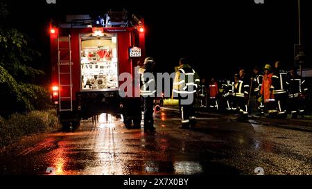 Heftige Gewitter und Unwetter wüteten bis in die Nacht hinein über Mitteldeutschland. Starkregen von über 50 Liter auf dem Quadratmeter sorgte für stundenlange Feuerwehreinsätze im Wartburgkreis. Schlammlawinen sorgte in der Ortschaft Förtha für viel Arbeit. Eine Straße wurde überspült. Die Feuerwehr War mit Besen und Schaufeln im Einsatz. Auch ein Agrarbetrieb betroffen de guerre. In der Senke sammelte sich der Schlamm über einem halben Meter hoch. Mit Baggern, Schubkarren wurde der Schlamm aus dem Hof geschafft. Die Feuerwehr spülte zudem den Hof. Der Einsatz dauerte bis nach Mitternacht an. Der E Banque D'Images