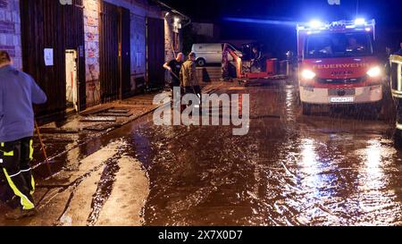 Heftige Gewitter und Unwetter wüteten bis in die Nacht hinein über Mitteldeutschland. Starkregen von über 50 Liter auf dem Quadratmeter sorgte für stundenlange Feuerwehreinsätze im Wartburgkreis. Schlammlawinen sorgte in der Ortschaft Förtha für viel Arbeit. Eine Straße wurde überspült. Die Feuerwehr War mit Besen und Schaufeln im Einsatz. Auch ein Agrarbetrieb betroffen de guerre. In der Senke sammelte sich der Schlamm über einem halben Meter hoch. Mit Baggern, Schubkarren wurde der Schlamm aus dem Hof geschafft. Die Feuerwehr spülte zudem den Hof. Der Einsatz dauerte bis nach Mitternacht an. Der E Banque D'Images