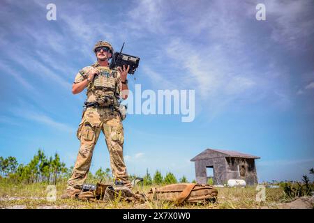 Le Sgt Kelly Dishman, membre de l'état-major de l'US Air Force, artisan de l'élimination des munitions explosives du 325th civil Engineer Squadron, se prépare à scanner un engin explosif simulé lors d'un exercice d'entraînement combiné à la base aérienne de Tyndall, en Floride, le 2 mai 2024. Plusieurs éléments de l'exercice ont consisté à former l'armée suédoise et les équipes de l'armée de l'air américaine à la conduite d'opérations dans une zone d'opérations simulée au moyen-Orient, en intégrant des expériences réelles pour améliorer la détection et l'enlèvement des engins explosifs improvisés. UTILISATION ÉDITORIALE UNIQUEMENT ! Non destiné à UN USAGE commercial ! Banque D'Images