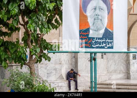 Téhéran pleure la mort de Seyyed Ebrahim Raisi après la mort du président et de son équipe d accompagnement, demain mercredi 22 mai Téhéran est prêt à organiser les grands funérailles du corps du président. Téhéran Iran Copyright : xMohsen Rezaeix  MG 3693 Banque D'Images