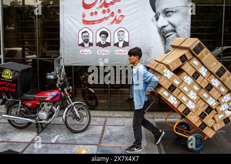 Téhéran pleure la mort de Seyyed Ebrahim Raisi après la mort du président et de son équipe d accompagnement, demain mercredi 22 mai Téhéran est prêt à organiser les grands funérailles du corps du président. Téhéran Iran Copyright : xMohsen Rezaeix  MG 3709 Banque D'Images