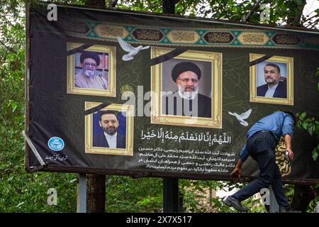 Téhéran pleure la mort de Seyyed Ebrahim Raisi après la mort du président et de son équipe d accompagnement, demain mercredi 22 mai Téhéran est prêt à organiser les grands funérailles du corps du président. Téhéran Iran Copyright : xMohsen Rezaeix  MG 3794 Banque D'Images