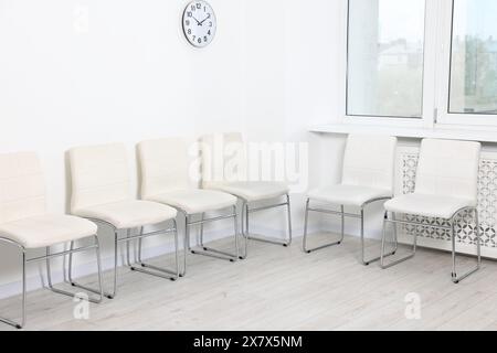 Beaucoup de chaises près du mur blanc dans la salle d'attente à l'intérieur Banque D'Images