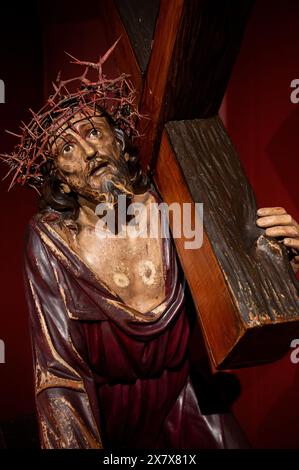 Une statue de Jésus portant la croix. Igreja de São Nicolau [Église Saint-Nicolas] à Lisbonne, Portugal. Banque D'Images