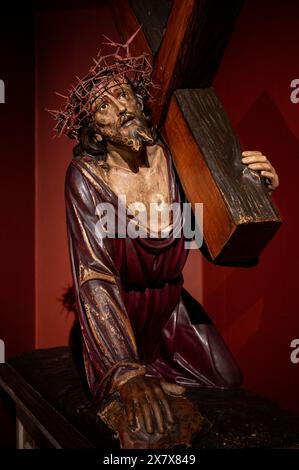 Une statue de Jésus portant la croix. Igreja de São Nicolau [Église Saint-Nicolas] à Lisbonne, Portugal. Banque D'Images