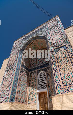 20 JUIN 2023, SAMARKAND, OUZBÉKISTAN : détails du portail voûté ou iwan, un exemple d'architecture islamique, décoré avec l'Ouzbékistan traditionnel Banque D'Images