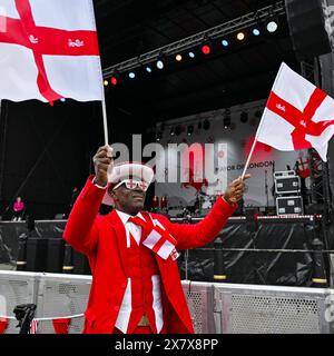 Homme agitant le drapeau Engllish, célébrations de la Saint George, Trafalgar Square, Londres, Angleterre, U. K Banque D'Images