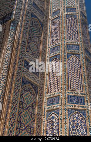 20 JUIN 2023, SAMARCANDE, OUZBÉKISTAN : mosaïque de la mosquée Bibi-Khanym, Samarcande, Ouzbékistan image rapprochée Banque D'Images