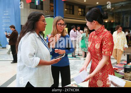 Rome, Italie. 21 mai 2024. Les gens goûtent le thé chinois lors d'un événement de célébration de la Journée internationale du thé au siège de l'Organisation des Nations Unies pour l'alimentation et l'agriculture à Rome, en Italie, le 21 mai 2024. L'Organisation des Nations Unies pour l'alimentation et l'agriculture a organisé un événement à son siège à Rome, la capitale italienne, mettant l'accent sur le rôle crucial joué par les femmes dans l'industrie du thé et les approches pour les aider à surmonter les défis auxquels elles sont confrontées. Crédit : Li Jing/Xinhua/Alamy Live News Banque D'Images