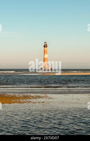 Phare de Morris Island depuis le rivage de Folly Beach près de Charleston, Caroline du Sud. Banque D'Images