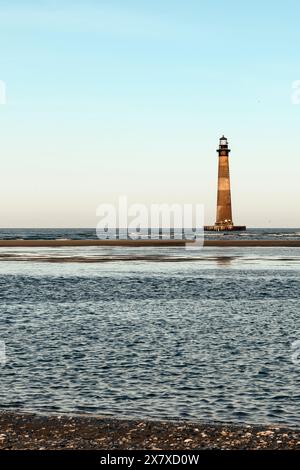 Phare de Morris Island depuis le rivage de Folly Beach près de Charleston, Caroline du Sud. Banque D'Images