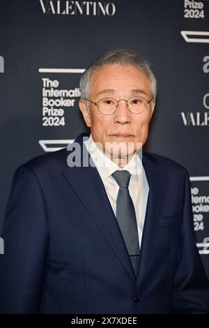 LONDRES, ANGLETERRE - 21 MAI 2024 : L'auteur Hwang Sok-yONG avec le livre présélectionné 'Mater 2-10' assiste à l'annonce du Prix International Booker 2024 à la Tate Modern à Londres, en Angleterre. Crédit : Voir Li/Picture Capital/Alamy Live News Banque D'Images