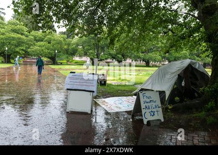 Seattle, États-Unis. 21 mai 2024. Une tente reste au campement palestinien dans l'accord post UW Quad conclu par les étudiants et les administrateurs. Le prédicateur de rue viral Matthew Meinecke refuse de partir jusqu'à ce que les nouvelles demandes de pétition du Grace Camp soient satisfaites. Ils comprennent des excuses aux étudiants juifs pour un environnement dangereux et antisémite, et une reconnaissance du droit à la liberté d'expression pour tous. Le Seattle Street Preacher a gagné en renommée après être devenu viral sur le populaire MTV ridiculism dans le clip "I Don't Need Juul I Have Jesus". Crédit : James Anderson/Alamy Live News Banque D'Images