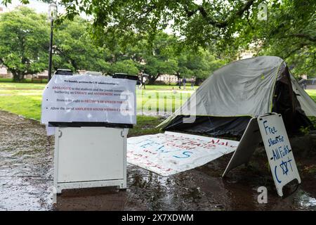 Seattle, États-Unis. 21 mai 2024. Une tente reste au campement palestinien dans l'accord post UW Quad conclu par les étudiants et les administrateurs. Le prédicateur de rue viral Matthew Meinecke refuse de partir jusqu'à ce que les nouvelles demandes de pétition du Grace Camp soient satisfaites. Ils comprennent des excuses aux étudiants juifs pour un environnement dangereux et antisémite, et une reconnaissance du droit à la liberté d'expression pour tous. Le Seattle Street Preacher a gagné en renommée après être devenu viral sur le populaire MTV ridiculism dans le clip "I Don't Need Juul I Have Jesus". Crédit : James Anderson/Alamy Live News Banque D'Images