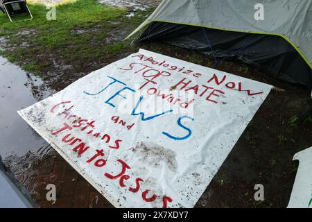 Seattle, États-Unis. 21 mai 2024. Une tente reste au campement palestinien dans l'accord post UW Quad conclu par les étudiants et les administrateurs. Le prédicateur de rue viral Matthew Meinecke refuse de partir jusqu'à ce que les nouvelles demandes de pétition du Grace Camp soient satisfaites. Ils comprennent des excuses aux étudiants juifs pour un environnement dangereux et antisémite, et une reconnaissance du droit à la liberté d'expression pour tous. Le Seattle Street Preacher a gagné en renommée après être devenu viral sur le populaire MTV ridiculism dans le clip "I Don't Need Juul I Have Jesus". Crédit : James Anderson/Alamy Live News Banque D'Images