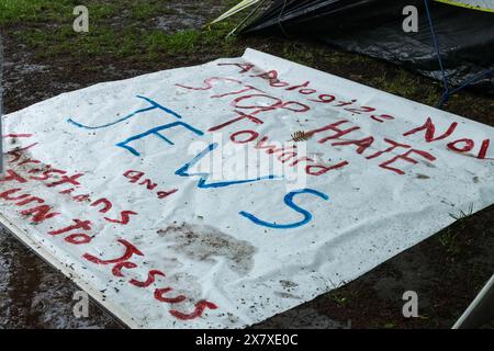 Seattle, États-Unis. 21 mai 2024. Une tente reste au campement palestinien dans l'accord post UW Quad conclu par les étudiants et les administrateurs. Le prédicateur de rue viral Matthew Meinecke refuse de partir jusqu'à ce que les nouvelles demandes de pétition du Grace Camp soient satisfaites. Ils comprennent des excuses aux étudiants juifs pour un environnement dangereux et antisémite, et une reconnaissance du droit à la liberté d'expression pour tous. Le Seattle Street Preacher a gagné en renommée après être devenu viral sur le populaire MTV ridiculism dans le clip "I Don't Need Juul I Have Jesus". Crédit : James Anderson/Alamy Live News Banque D'Images