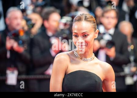 Cannes, France. 18 mai 2024. Zoe Saldana assiste au tapis rouge « Emilia Perez » au 77e Festival de Cannes au Palais des Festivals. Crédit : SOPA images Limited/Alamy Live News Banque D'Images