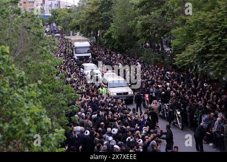 Téhéran. 22 mai 2024. Les gens assistent à une cérémonie d'adieu organisée en l'honneur de feu le Président iranien Ebrahim Raisi, feu le Ministre des Affaires étrangères Hossein Amir-Abdollahian et d'autres à Tabriz, Iran, le 21 mai 2024. Crédit : Xinhua/Alamy Live News Banque D'Images