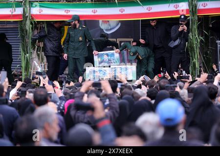 Téhéran. 22 mai 2024. Les gens assistent à une cérémonie d'adieu organisée en l'honneur de feu le Président iranien Ebrahim Raisi, feu le Ministre des Affaires étrangères Hossein Amir-Abdollahian et d'autres à Tabriz, Iran, le 21 mai 2024. Crédit : Xinhua/Alamy Live News Banque D'Images