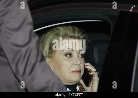 Cannes, France. 21stMay, 2024. Catherine Deneuve est vue à l'Hôtel le Majestic barrière lors de la 77ème édition du Festival International du film de Cannes le 21 mai 2024 à Cannes. Crédit : Bernard Menigault/Alamy Live News Banque D'Images