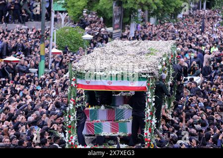 Téhéran. 22 mai 2024. Les gens assistent à une cérémonie d'adieu organisée en l'honneur de feu le Président iranien Ebrahim Raisi, feu le Ministre des Affaires étrangères Hossein Amir-Abdollahian et d'autres à Tabriz, Iran, le 21 mai 2024. Crédit : Xinhua/Alamy Live News Banque D'Images