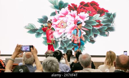 Belgrade, Serbie. 21 mai 2024. Des acteurs se produisent lors de la célébration de la Journée internationale du thé au Centre culturel chinois de Belgrade, Serbie, le 21 mai 2024. Environ 200 officiels, étudiants et amateurs de thé se sont réunis mardi ici pour célébrer la cinquième Journée internationale du thé. Ils ont profité d'un spectacle d'art du thé chinois traditionnel et ont goûté l'Anxi Tieguanyin, un thé de spécialité de Quanzhou, une ville côtière de la province du Fujian, dans l'est de la Chine. Crédit : Wang Wei/Xinhua/Alamy Live News Banque D'Images