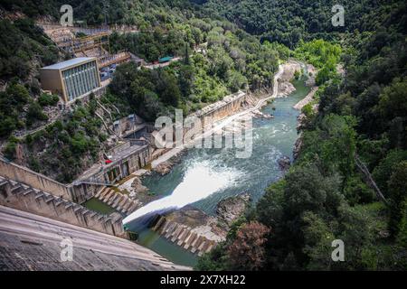 Catalogne, Espagne. 20 mai 2024. Vue générale du barrage d'eau du réservoir de Sau, à l'époque les niveaux d'eau sont au-dessus de 20% de sa capacité et augmentent à partir des dernières précipitations et du prochain coup de fouet. 30 mai. Après les dernières pluies et chutes de neige, les réservoirs d’eau catalans se remettent de la dernière sécheresse la plus forte de ces dernières années qui a affecté cette communauté autonome. Crédit : SOPA images Limited/Alamy Live News Banque D'Images