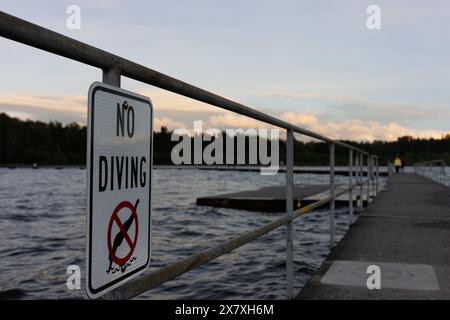 Pas de panneau de plongée sur le pont sur le lac Washington Banque D'Images