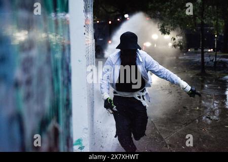 Bogota, Colombie. 16 mai 2024. Les manifestants affrontent la police anti-émeute de Colombie, l'UNDEMO, anciennement connue sous le nom d'ESMAD, lors d'une manifestation commémorant le 40e anniversaire des événements du 16 mai 1984, le jour où la police est entrée à l’Université nationale de Colombie pour disperser une manifestation d’étudiants contre la mort des leaders étudiants Jesus Leon et Luis Armando Munoz Gonzalez, à Bogota, Colombie, le 16 mai 2024. Photo par : Cristian Bayona/long Visual Press crédit : long Visual Press/Alamy Live News Banque D'Images