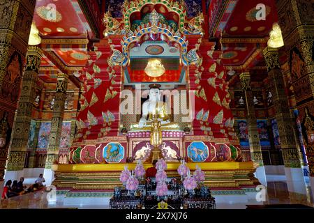 Un sanctuaire de prière à Wat Mahathat Wachiramongkol (Wat Bang Thong) à Ao Luek, Krabi, Thaïlande, avec une statue de Bouddha assise en jade blanc Banque D'Images