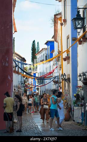 Rua Direita, Óbidos, Portugal. Soirée sur la rue pavée principale à l'intérieur de ce qui a été appelé le village fortifié classique le plus bien conservé au Portugal. Banque D'Images