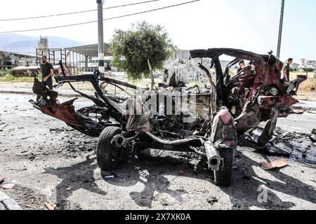 Tubas, Palestine. 21 mai 2024. Vue d’une voiture épave après un raid des forces israéliennes sur les maisons de combattants de la résistance palestinienne pour les arrêter dans la ville de Tubas, dans le nord de la Cisjordanie. Dans le camp du nord de la Cisjordanie, au cours d'une opération militaire à la recherche de militants palestiniens de la brigade de Djénine. Le ministère palestinien de la santé a déclaré que 7 civils palestiniens avaient été tués, dont deux médecins, un enseignant et un étudiant qui se rendait à l’école pendant l’opération militaire. (Photo de Nasser Ishtayeh/SOPA images/Sipa USA) crédit : Sipa USA/Alamy Live News Banque D'Images