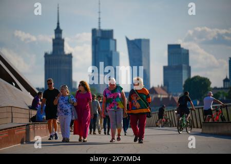 Varsovie, Pologne. 21 mai 2024. Des gens sont vus marcher sur le pont piétonnier nouvellement construit à Varsovie, en Pologne, le 21 mai 2024. Le pont sur la Vistule est le plus long pont piétonnier du genre dans le monde et a cependant été critiqué pour ne pas avoir un chemin séparé pour les cyclistes. (Photo de Jaap Arriens/Sipa USA) crédit : Sipa USA/Alamy Live News Banque D'Images