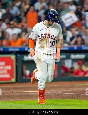 Houston, Texas, États-Unis. 22 mai 2024. Le joueur de terrain droit Astros KYLE TUCKER (30) fait le tour de la première base après avoir frappé son deuxième homerun pendant le match du mardi, au minute Maid Park, à Houston, au Texas. (Crédit image : © Domenic Grey/ZUMA Press Wire) USAGE ÉDITORIAL SEULEMENT! Non destiné à UN USAGE commercial ! Banque D'Images