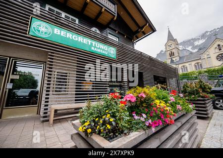 Ramsau am Dachstein, Autriche. 21 mai 2024. Le lettrage 'Bergrettungsdienst sterreich - Bergrettung Ramsau' peut être vu sur 21.05.2024 lors du tournage de la série télévisée 'Die Bergretter' au centre d'opérations fictif de la 'Bergrettungsdienst Ortsstelle Ramsau am Dachstein' sur le lieu de tournage de Ramsau am Dachstein en Styrie (Autriche). L'église protestante est en arrière-plan. Le tournage de la 16e saison de The Mountain Rescuers est en cours depuis février - les nouveaux épisodes devraient être diffusés à l'automne 2024. Crédit : Matthias Balk/dpa/Alamy Live News Banque D'Images