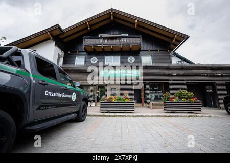 Ramsau am Dachstein, Autriche. 21 mai 2024. Le véhicule d'urgence des sauveteurs de montagne se trouve devant le centre d'opérations fictif du « Ramsau am Dachstein Mountain Rescue Service » sur le lieu de tournage de Ramsau am Dachstein en Styrie (Autriche) le 21.05.2024 lors du tournage de la série télévisée « Die Bergretter ». Le tournage de la 16ème saison des sauveteurs de montagne est en cours depuis février - la diffusion des nouveaux épisodes est prévue pour l'automne 2024. Crédit : Matthias Balk/dpa/Alamy Live News Banque D'Images