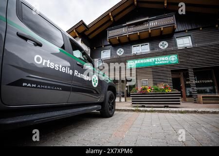 Ramsau am Dachstein, Autriche. 21 mai 2024. Le véhicule d'urgence des sauveteurs de montagne se trouve devant le centre d'opérations fictif du « Ramsau am Dachstein Mountain Rescue Service » sur le lieu de tournage de Ramsau am Dachstein en Styrie (Autriche) le 21.05.2024 lors du tournage de la série télévisée « Die Bergretter ». Le tournage de la 16ème saison des sauveteurs de montagne est en cours depuis février - la diffusion des nouveaux épisodes est prévue pour l'automne 2024. Crédit : Matthias Balk/dpa/Alamy Live News Banque D'Images