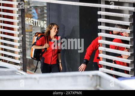 Ramsau am Dachstein, Autriche. 21 mai 2024. Luise Bähr, actrice allemande et jouant le rôle de Katharina Strasser dans la série télévisée 'Die Bergretter', sort du centre d'opérations fictif de la 'Bergrettungsdienst Ortsstelle Ramsau am Dachstein' sur le lieu de tournage de Ramsau am Dachstein en Styrie ( sterreich) le 21 mai, 2024 pendant le tournage sur le plateau de la série télévisée 'Die Bergretter'. Le tournage de la 16ème saison des sauveteurs de montagne est en cours depuis février - la diffusion des nouveaux épisodes est prévue pour l'automne 2024. Crédit : Matthias Balk/dpa/Alamy Live News Banque D'Images