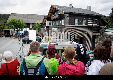 Ramsau am Dachstein, Autriche. 21 mai 2024. De nombreux fans regardent le tournage sur le plateau de la série télévisée 'Die Bergretter' sur 21.05.2024 au centre d'opérations fictif de la 'Bergrettungsdienst Ortsstelle Ramsau am Dachstein' sur le lieu de tournage de Ramsau am Dachstein en Styrie ( sterreich). Le tournage de la 16ème saison des sauveteurs de montagne est en cours depuis février - la diffusion des nouveaux épisodes est prévue pour l'automne 2024. Crédit : Matthias Balk/dpa/Alamy Live News Banque D'Images