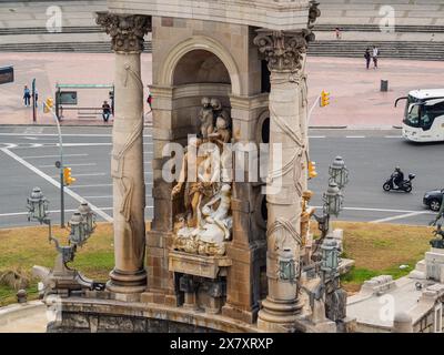 La fontaine monumentale à la tête de la Plaça Espanya est l'une des images caractéristiques de cet endroit à Barcelone Banque D'Images