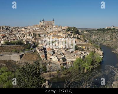 Vue large d'une ville historique sur une rivière avec des tours d'église caractéristiques et des ponts, des collines et un ciel bleu clair, ville historique avec de vieilles maisons et b Banque D'Images