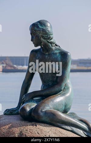 Copenhague, Danemark - 23.2022, la petite Sirène à Copenhague, statue légendaire en bronze d'Edvard Eriksen Banque D'Images