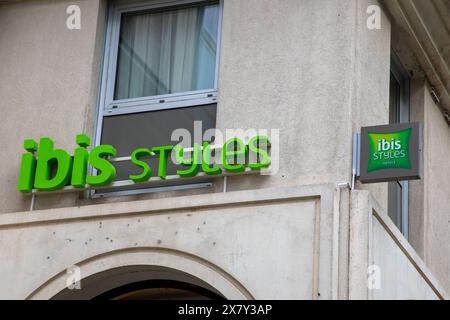 nantes , France - 05 22 2024 : logo ibis styles éco-coussin vert et texte de marque hôtel mur entrée bâtiment façade Banque D'Images