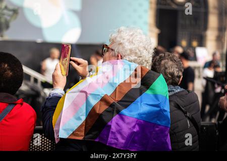 17 mai 2024, Paris, France : une vieille dame vue avec un drapeau LGBTQIA lors du ''Bal de L'amour'' (Prom of Love) sur la place de l'Hôtel de ville de Paris. La Mairie de Paris a organisé la deuxième édition du ''Bal de L'amour'' sur la place de la Mairie. Événement qui a marqué la Journée internationale contre l’homophobie, la biphobie, la transphobie et la lesbophobie (IDAHOT/IDAHOBIT) et prétend célébrer la culture artistique et musicale LGBTQIA. La Mairie de Paris a organisé la deuxième édition du ''Bal de L'amour'' sur la place de la Mairie. Cet événement a marqué les agains de la Journée internationale Banque D'Images