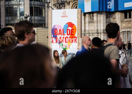 Paris, France. 17 mai 2024. Un couple vu près de la pancarte 'Bal de L'amour' Prom of Love) lors de l'événement à la place de l'Hôtel de ville de Paris. La Mairie de Paris a organisé la deuxième édition du Bal de L'amour sur la place de la Mairie. Cet événement marquait la Journée internationale contre l’homophobie, la biphobie, la transphobie et la lesbophobie (IDAHOT/IDAHOBIT) et célébrait la culture artistique et musicale LGBTQIA. Crédit : SOPA images Limited/Alamy Live News Banque D'Images